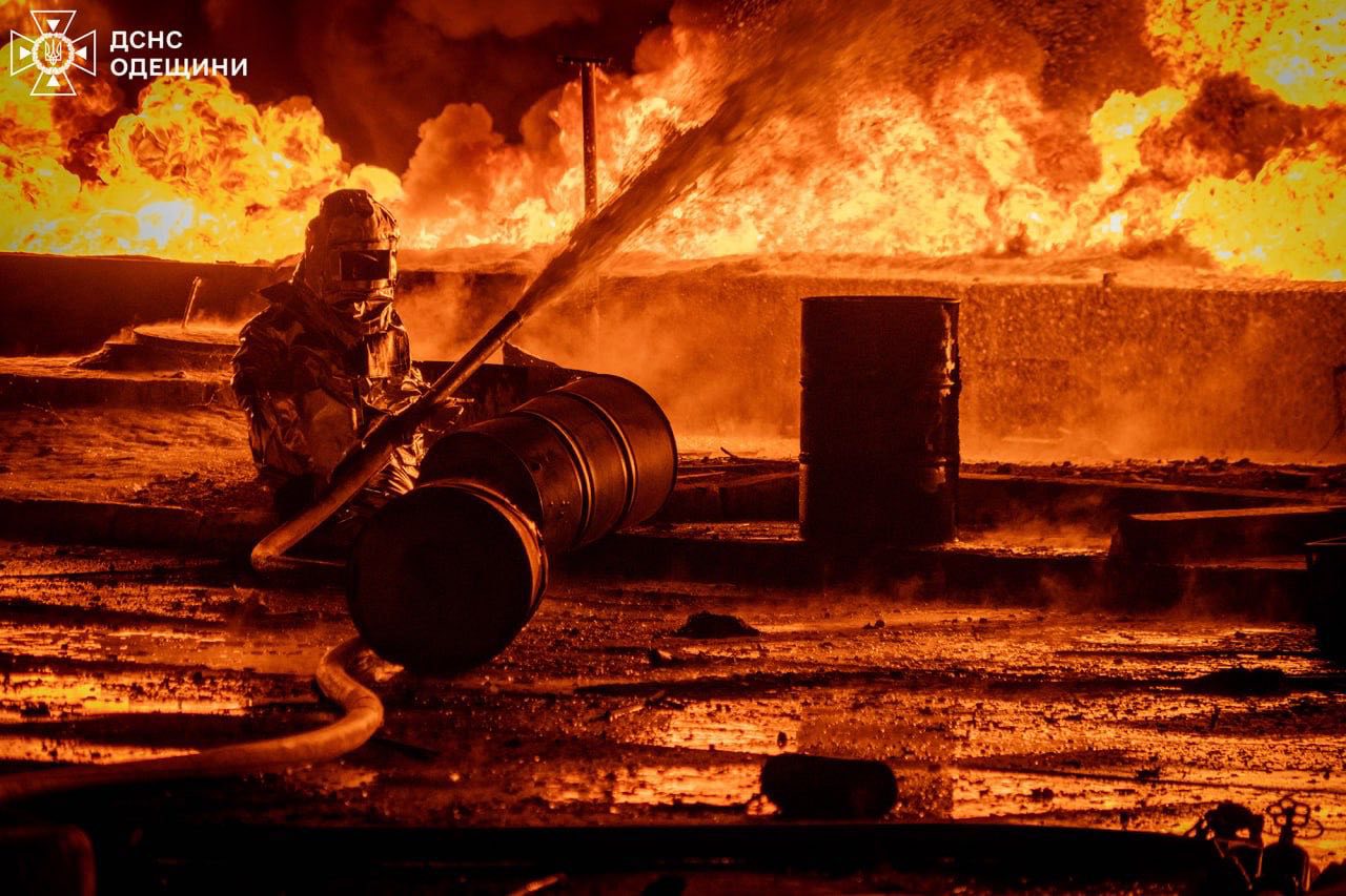 Фото тушения пожара. Источник - facebook.com/DSNS.GOV.UA
