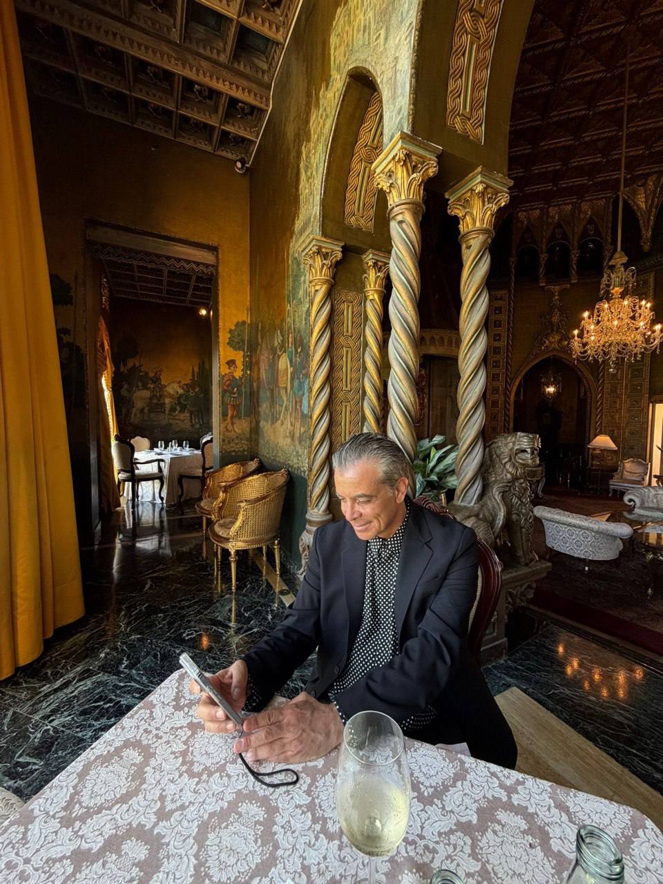 Фото Валида Арфуша в резиденции президента США Дональда Трампа. Источник – "Страна"