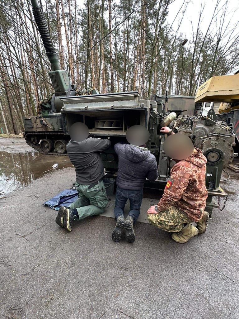 Фото польських техніків в Україні. Джерело - Х