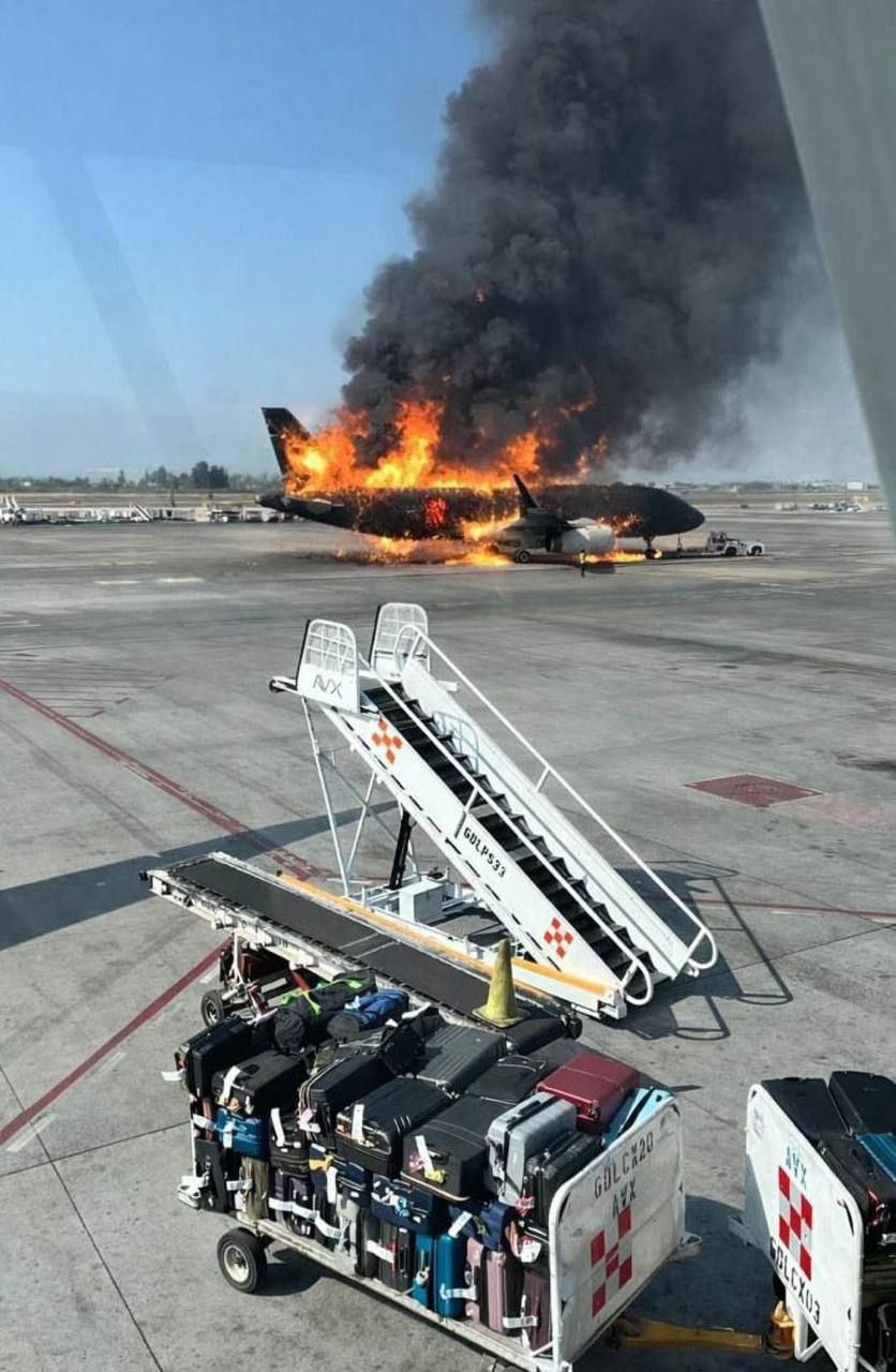 Фото підпаленого мафією літака в Мексиці. Джерело &ndash; Телеграм